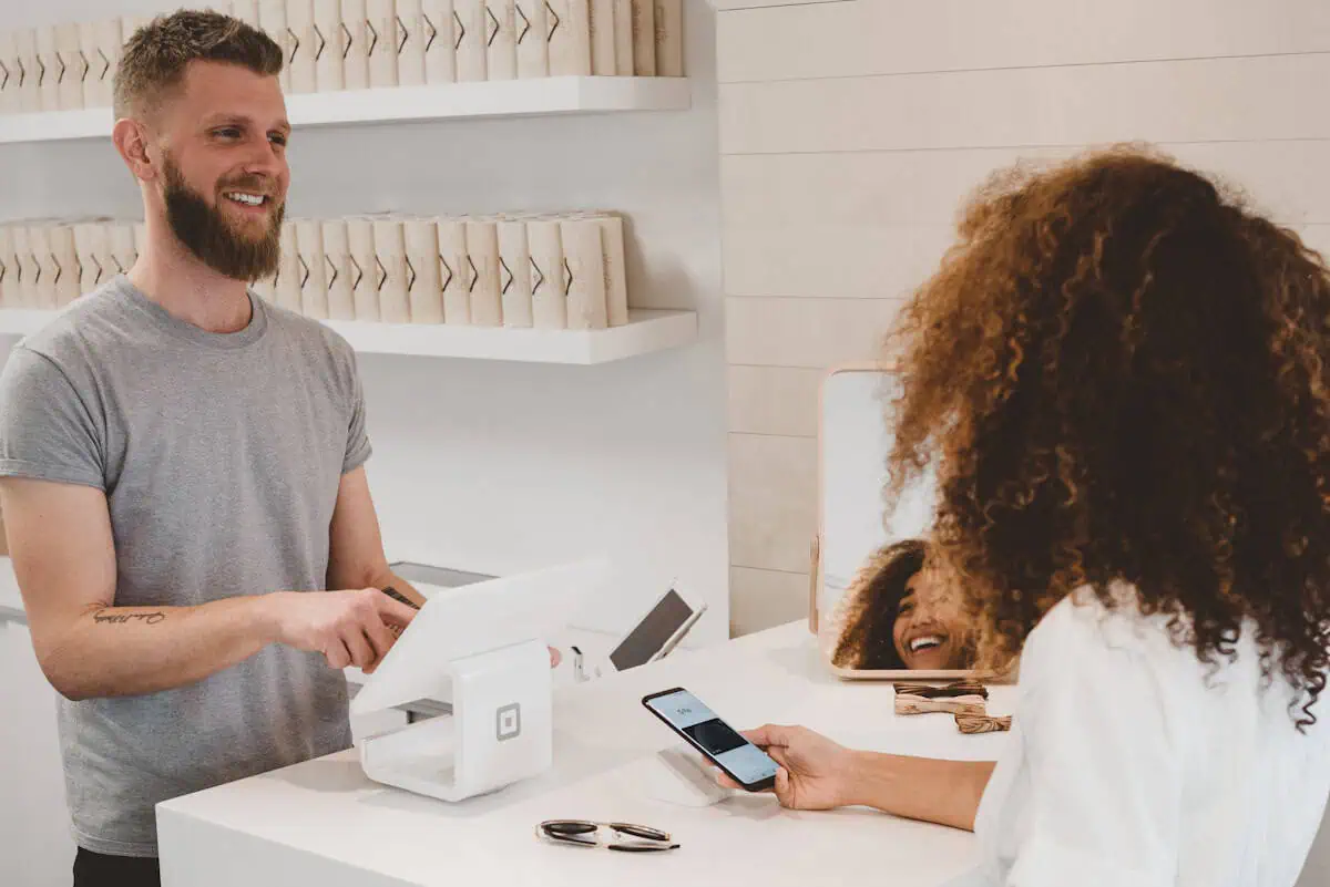 Ecommerce checkout screen with cart and online payment flow